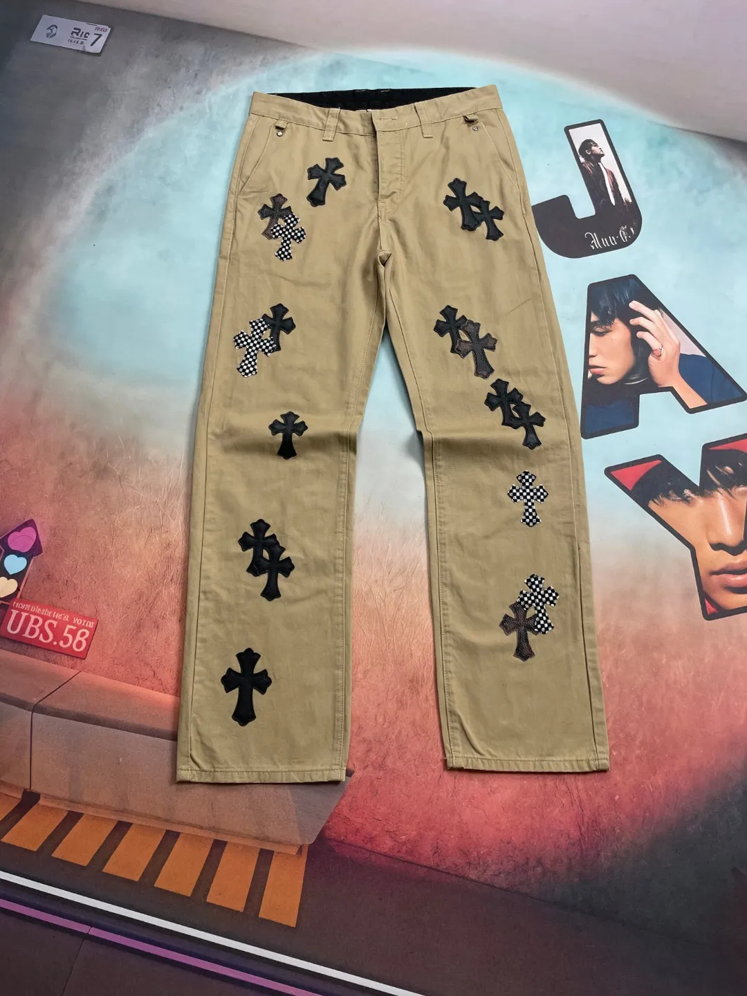 🅿️290 🔘Style No.-KL158 🔘Cro Heart𝐂𝐡𝐫𝐨𝐦𝐞 𝐇𝐞𝐚𝐫𝐭💥Breaking hot style💥Camouflage checkerboard horse hair cross patch khaki casual jeans* [same style as Angelababy] Chrome full of exploring the ultimate in fashion Hearts新款克罗心裤子，巧妙融合迷彩十字、棋盘马毛十字等元素，打破传统界限。 The clever fusion of Mattyboy’s same style, overalls and khaki jeans brings endless matching inspiration to fashionistas.  This pair of Crow Heart overalls not only presents a unique retro style, but also takes into account both comfort and sophistication with its wide-leg fit and loose design.中高腰设计搭配慵懒又随意的风格，既显腿长又保持休闲感，是潮男潮女的时尚必备之选。  Khaki overalls are unique in leather matching and color selection, making them the leader among overalls. Chrome Hearts' khaki cross chino casual pants have a prince-like aristocratic feel. The pants have 40 panels of leather and full texture. The W34 size is perfectly presented and has become the focus of the forefront of fashion. Whether it's for daily wear or a trendy try, these pants can bring you an excellent fashion experience.  Size: S M L XL XXL (28.30.32.34.36) Color: Khaki